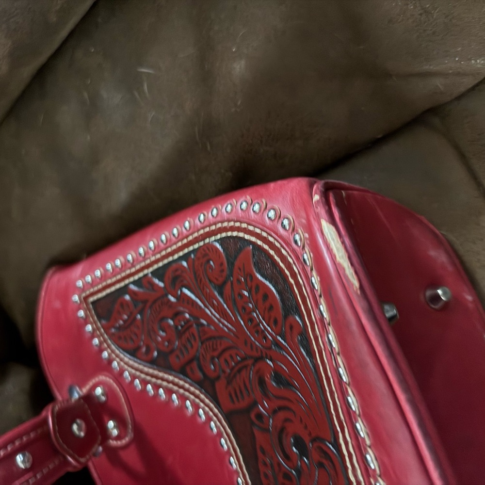 Elegant Red Embossed Handbag & Wallet - Picture 5 of 15
